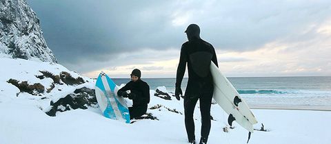 Nasbírat tunu odpadků se rozhodli dva mladí surfaři v dokumentu Na sever od slunce (Recenze)
