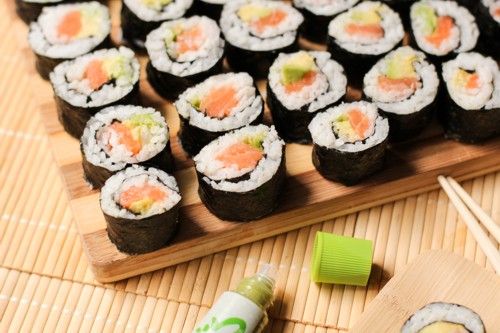 makis-saumon-avocat-avocado-salmon-sushi